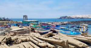 Image of a Peruvian port, with boats and rafts to get to vessels.